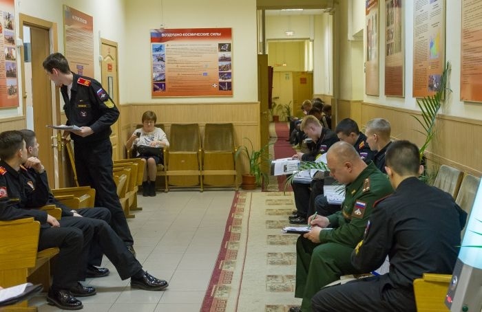 Арестованным участникам несогласованной акции в Петербурге вручили повестки в военкомат