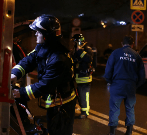 В Москве сейчас горит четырехэтажное общежитие