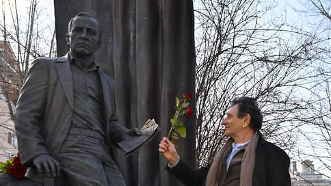 В Москве открыли памятник Михаилу Ульянову // Фоторепортаж