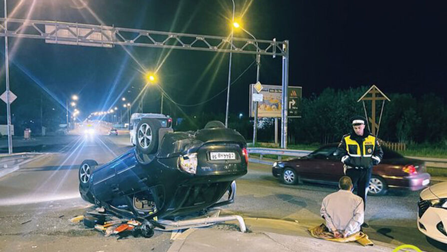 В Петербурге мужчина спешил на свидание и перевернул автомобиль, скрываясь от ГИБДД