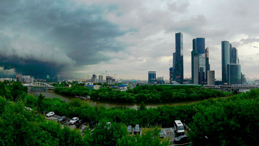 В Москве началась гроза: синоптики предупреждают москвичей о шторме