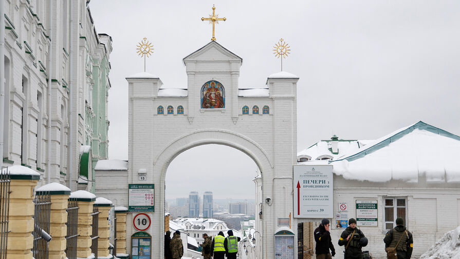 Верующие не допустили комиссию по приемке объектов к зданиям Киево-Печерской лавры