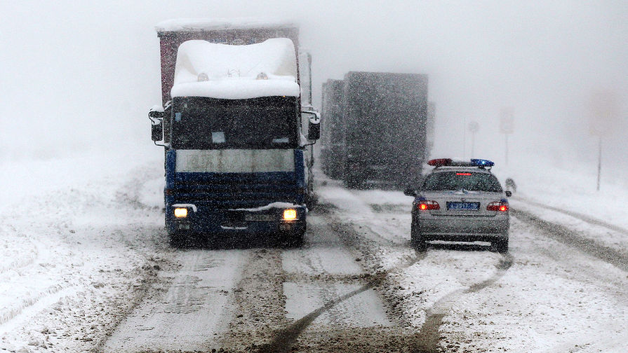 На 30-м километре МКАД перекрыто движение из-за застрявших грузовиков