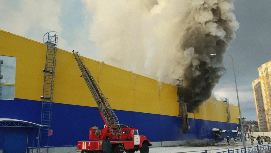 В Томске загорелся гипермаркет