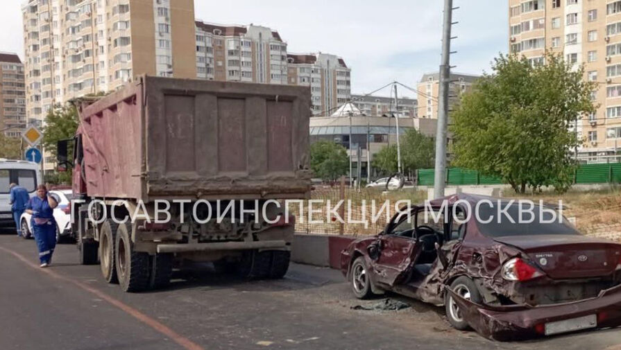 В Москве самосвал смял легковой автомобиль, пострадали три человека