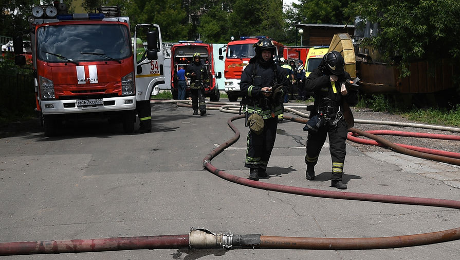 В Хабаровске загорелся деревообрабатывающий цех