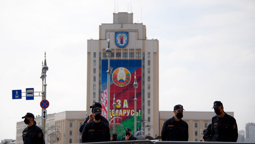 На площадь Независимости в Минске прибыла спецтехника