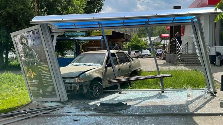 В Саратове автомобиль на полном ходу врезался в остановку