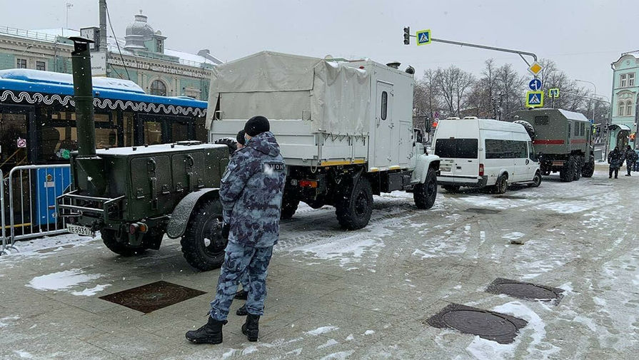 Росгвардейцу в ходе акции протеста в Москве распылили в лицо газ из балончика