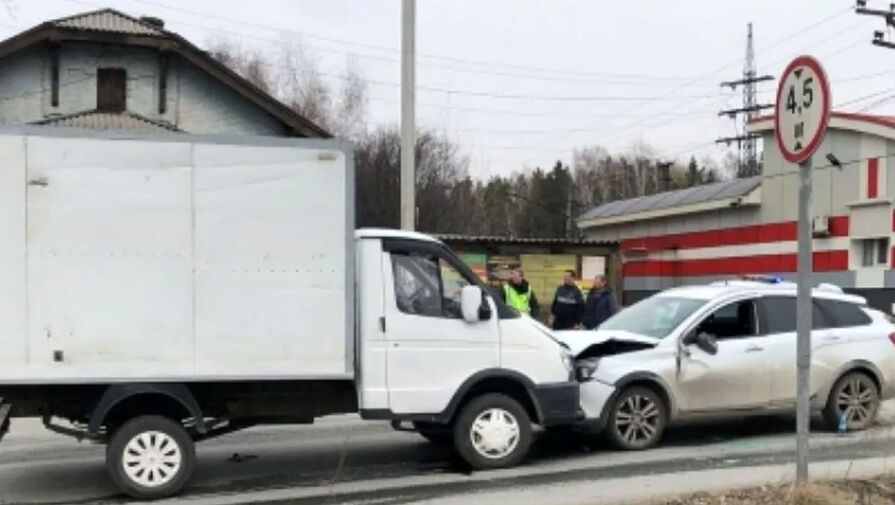 В Новосибирске автомобиль с мертвым водителем врезался в две 'Газели'