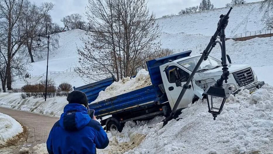 Грузовик снес фонарный столб и врезался в сугроб на территории Нижегородского кремля