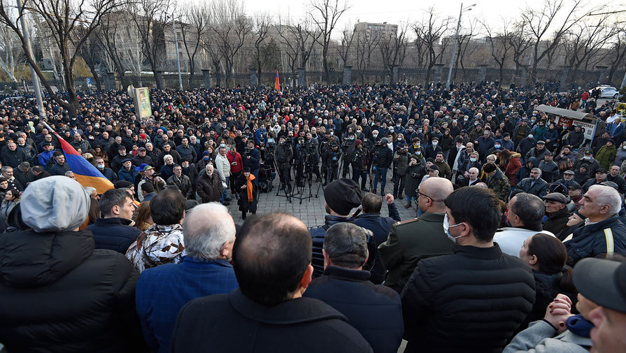 Оппозиция Армении требует срочной встречи с президентом