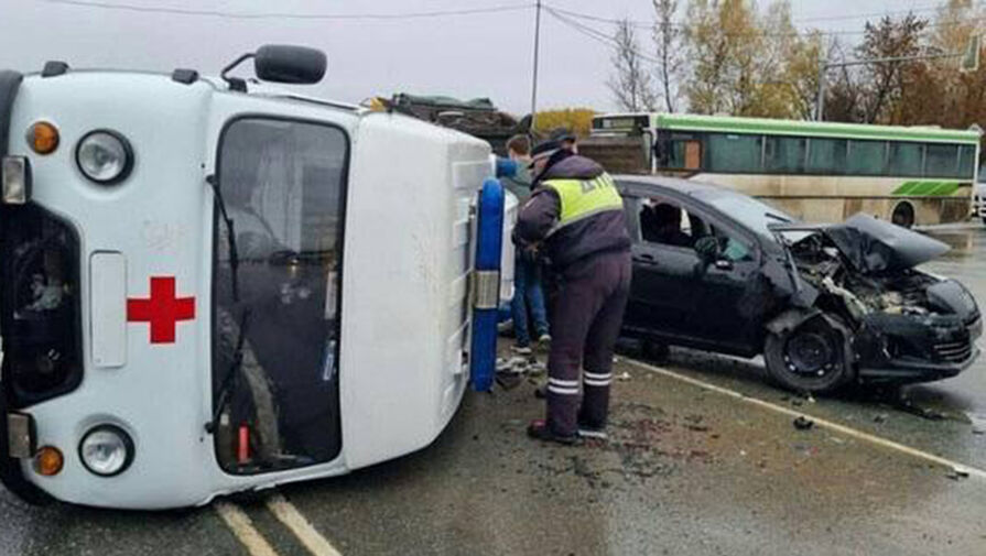 Четыре человека пострадали в ДТП со скорой помощью под Саратовом