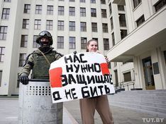 Тысячи людей собрались на митинг против Лукашенко в Минске — власть пригнала военные грузовики (фото, видео)