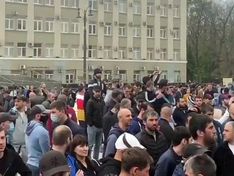 Во Владикавказе силовики разгоняют акцию протеста