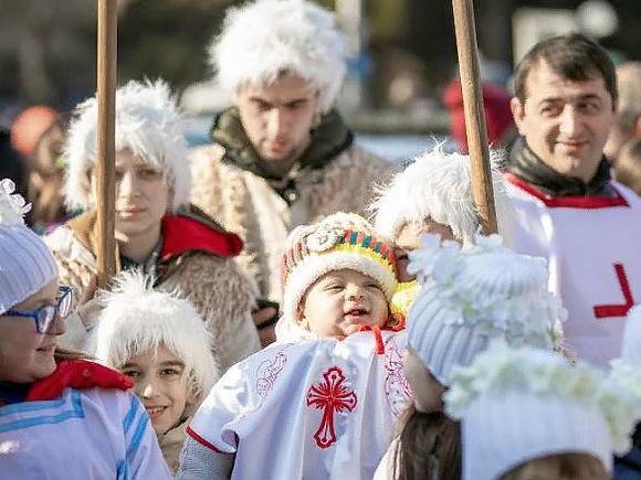 В Тбилиси толпы протестующих движутся к зданию парламента