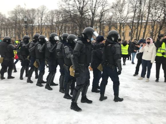 В Петербурге проверят видео с ОМОНовцем, пнувшим женщину в живот