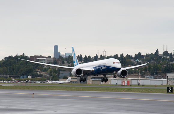 В Красноярске сел японский Boeing c отказавшим двигателем