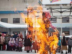 Масленичное чучело в Ленобласти сожгли из огнемета