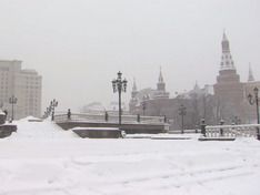 Москвичей призвали к осторожности на дорогах из-за сильного снега