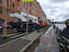 В центре Петербурга в Фонтанку упал автомобиль (фото)