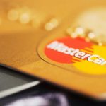 Mastercard поддерживает азербайджанских владельцев карт, продлевая обслуживание просроченных карт