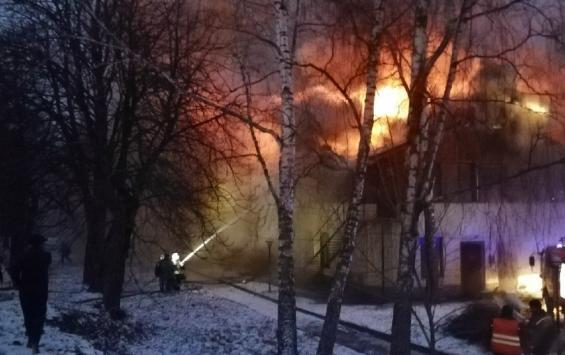 Во время тушения пожара в «Мимино» пожарным не хватало напора воды