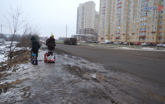 Куряне вынуждены ждать общественный транспорт на необорудованных остановках