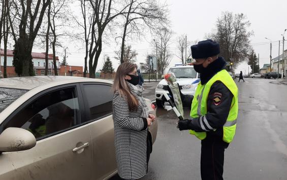 В Курске сотрудники Госавтоинспекции поздравили женщин с Днем матери