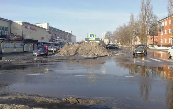 В Курске рядом с пешеходным переходом у Сеймского рынка складируют грязный снег