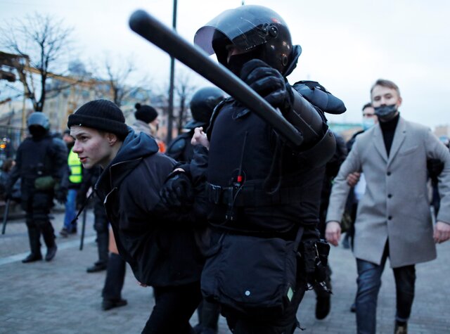 Электрошокеры против фонариков. На митинге в Петербурге задержали почти 700 человек — в 25 раз больше, чем в Москве. Протестующих снова били электрошокерами. Репортаж «Медузы»