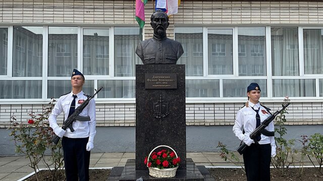 В Симферополе и Краснодаре в один день открыли два памятника Дзержинскому. В ФСБ сказали, что «„Железный Феликс“ поднимал страну из нищеты», в РПЦ напомнили о миллионах жертв террора