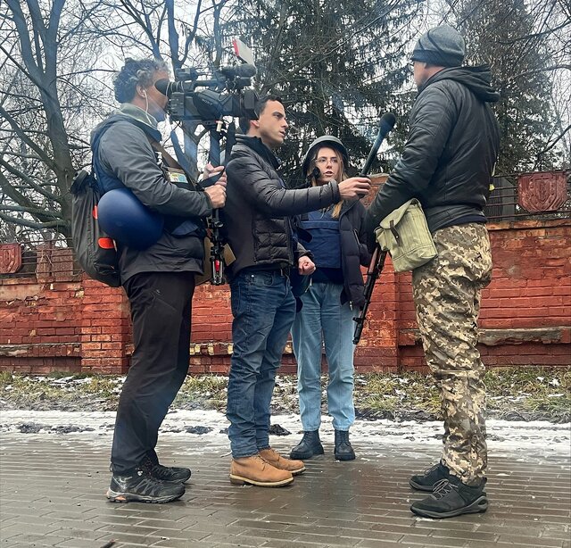 Под Киевом погибли еще два журналиста. В Москве сотрудники телеканалов «понимают, что врут» — а некоторые даже увольняются. Несколько новостей о СМИ в 20-й день войны (еще один день — и будет три недели)