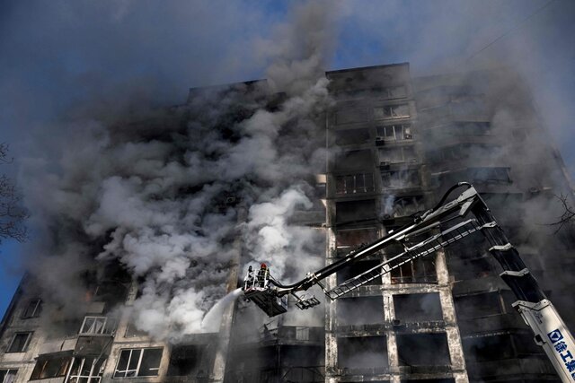 Двадцатый день войны. Фотографии. Киев под обстрелом, волонтеры помогают убирать завалы, в больницах все больше раненых