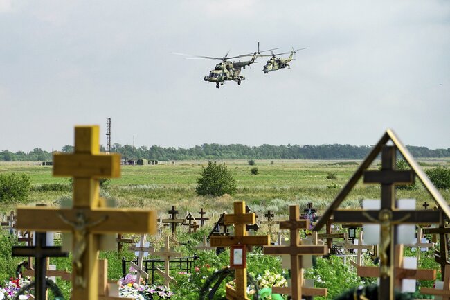 Война. Сто пятьдесят третий день. Фотографии. Еще один обстрел Харьковской области. Рыбаки на взорванном мосту в Мариуполе. Уборочная на линии фронта