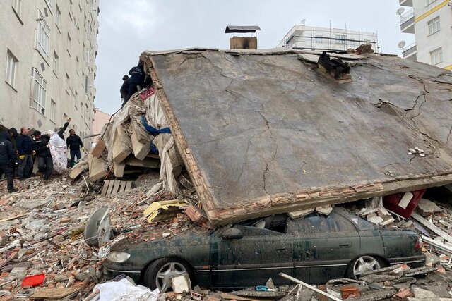 На юго-востоке Турции произошло мощное землетрясение. Погибли более ста человек. Подземные толчки ощущались в соседних странах — от Греции и Армении до Египта