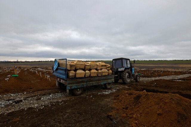 «Новая газета Европа» изучила почти 10 тысяч постов в ВК о пропавших российских военных. В среднем солдаты пропадают через 60 дней после отправки на фронт. Некоторых ищут месяцами