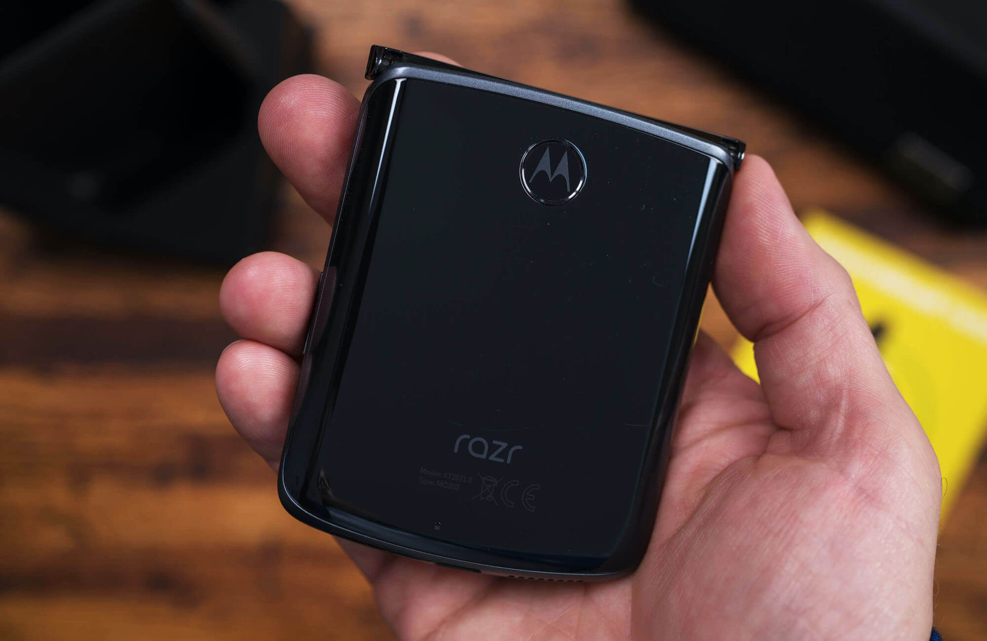 Раскладушка Motorola RAZR 5G за 120 000 рублей стала хитом в России