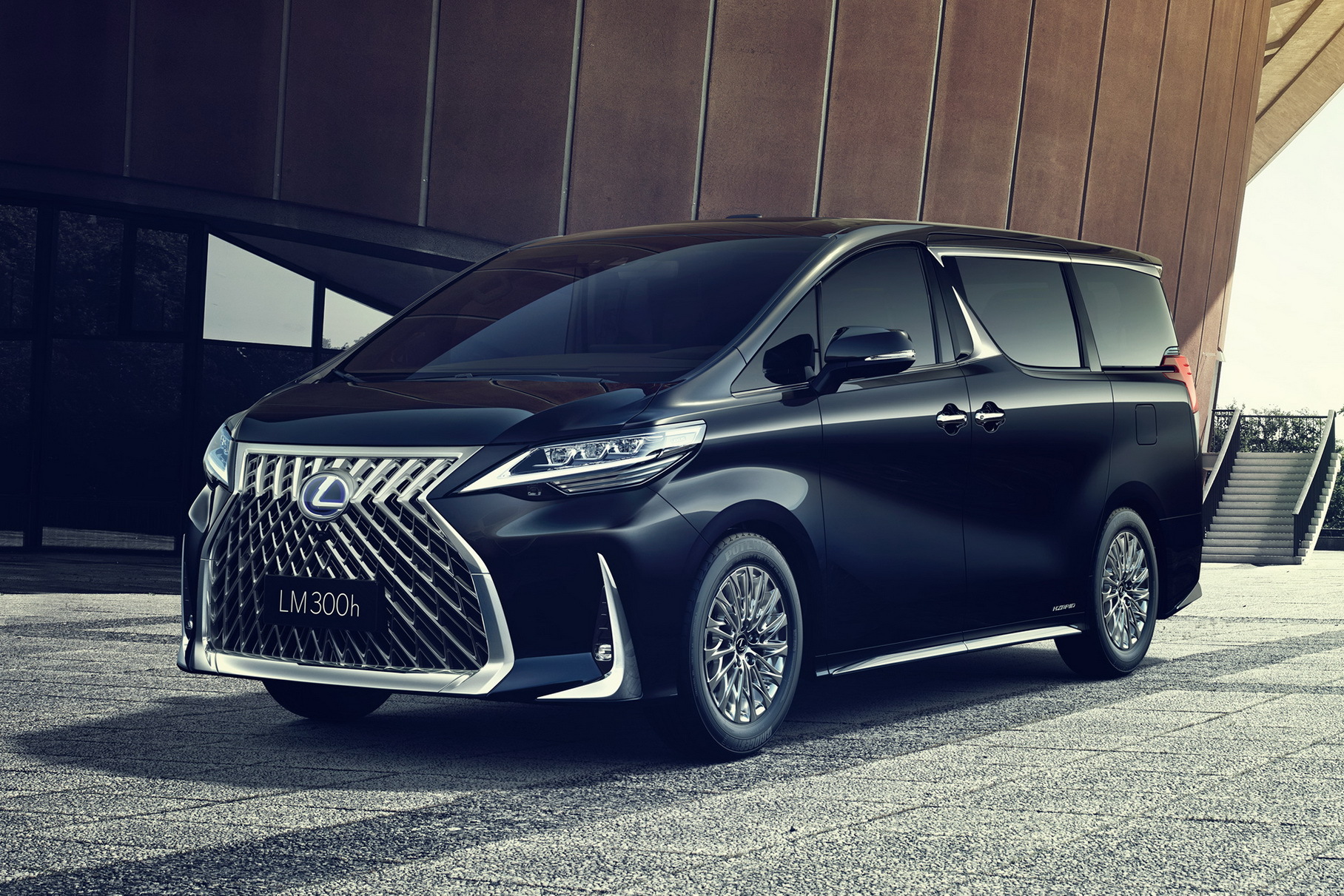 Минивэн Lexus LM оказался в полтора раза дороже Toyota Alphard