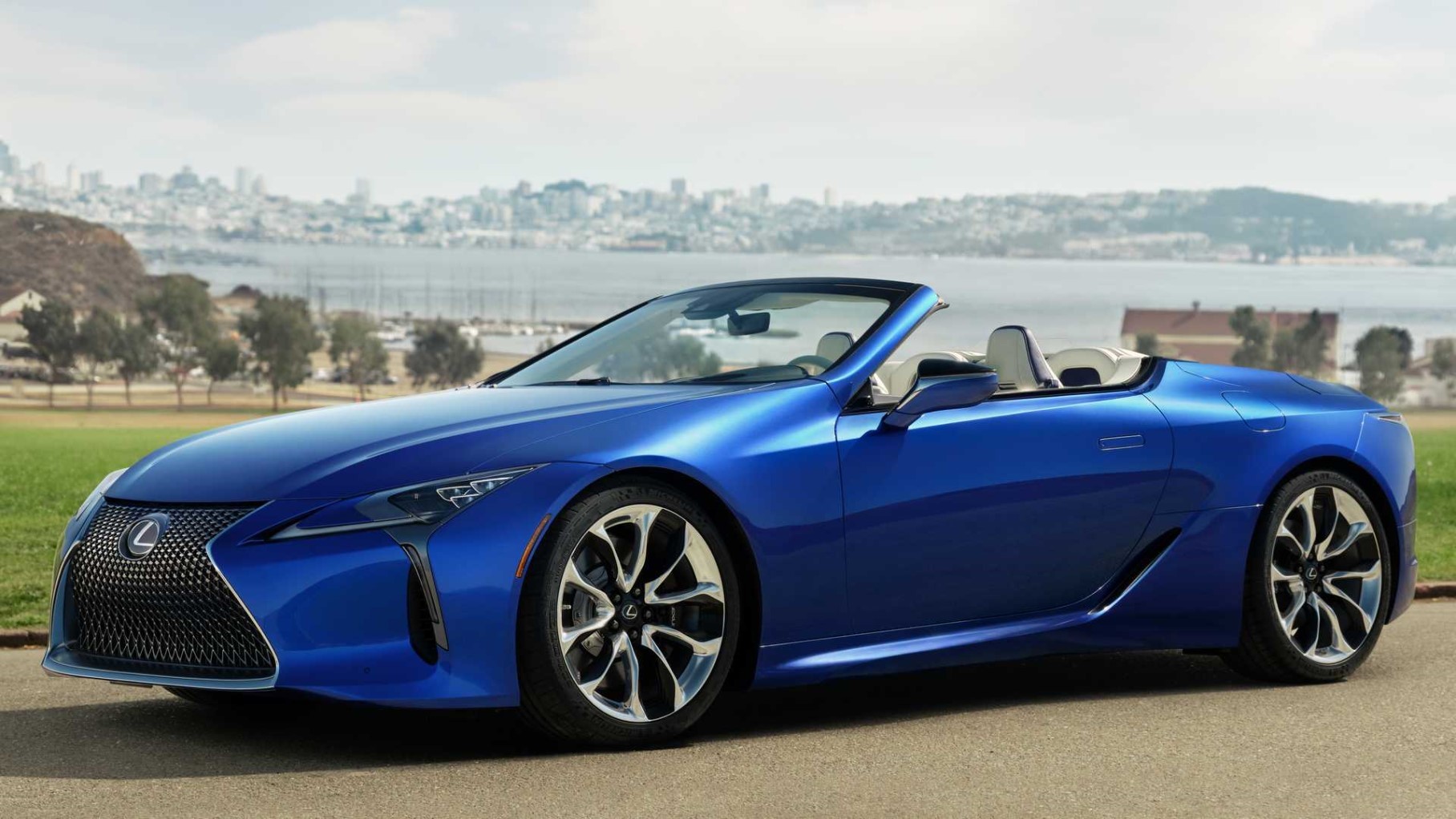 Первый открытый Lexus LC 500 стал самым дорогим автомобилем марки