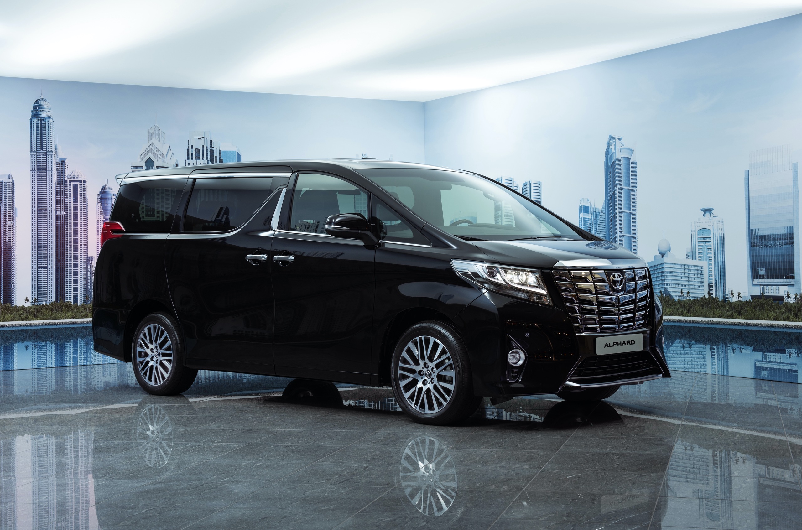 Toyota отзывает в России минивэны Alphard