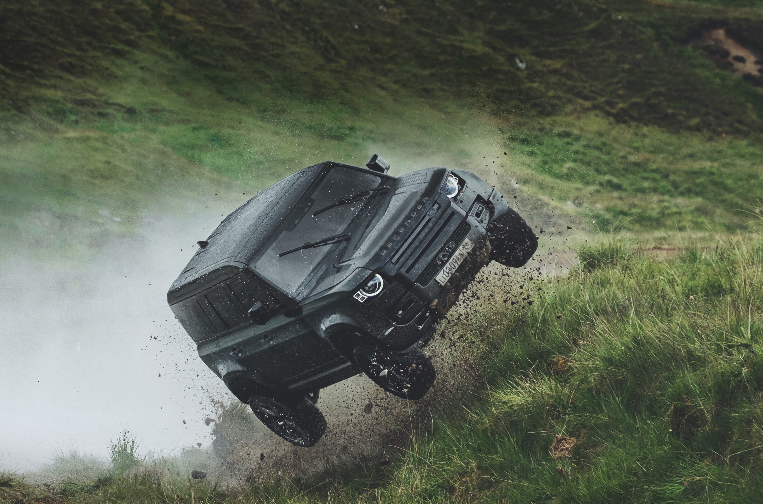 Посмотрите, как каскадеры проверяли на прочность новый Land Rover Defender