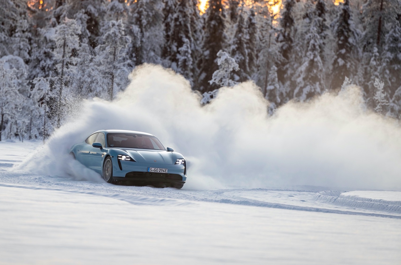 Видео: дрифт Porsche Taycan на тест-треке в Лапландии