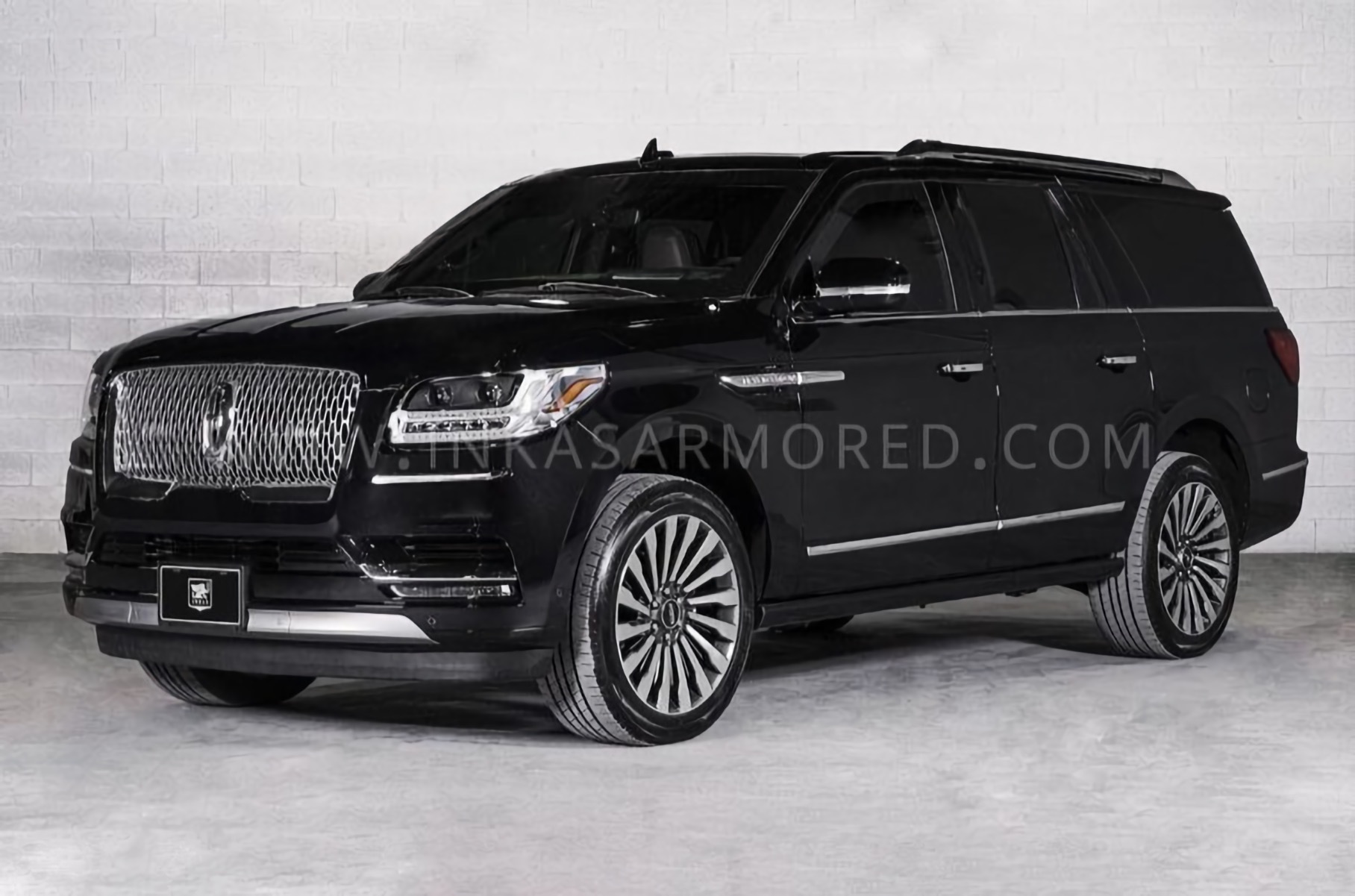 Новый Lincoln Navigator защитили от пуль и подрывов гранат