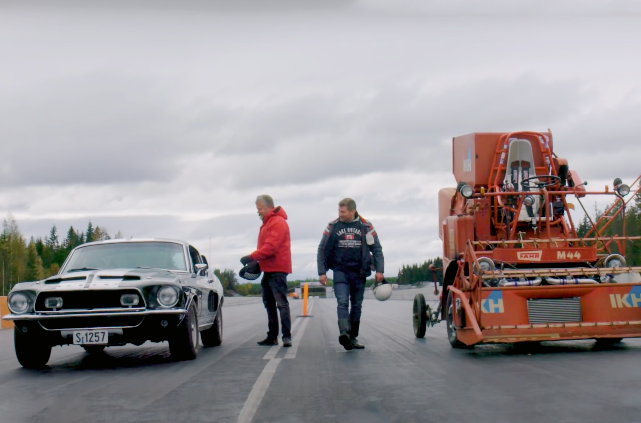 Видео: гонка Shelby Mustang GT350 против комбайна