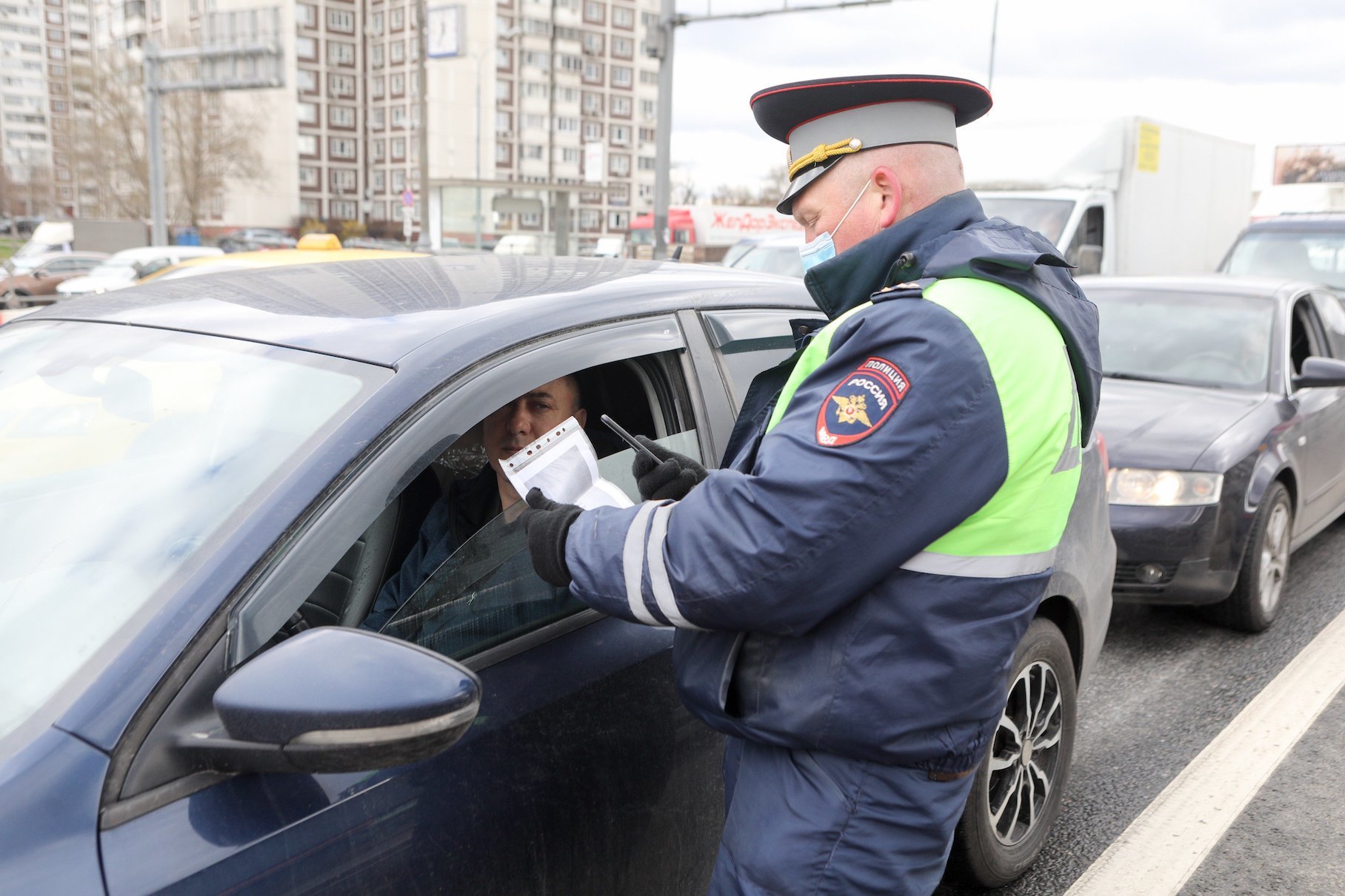 Стало известно, сколько московских водителей ездят без пропусков