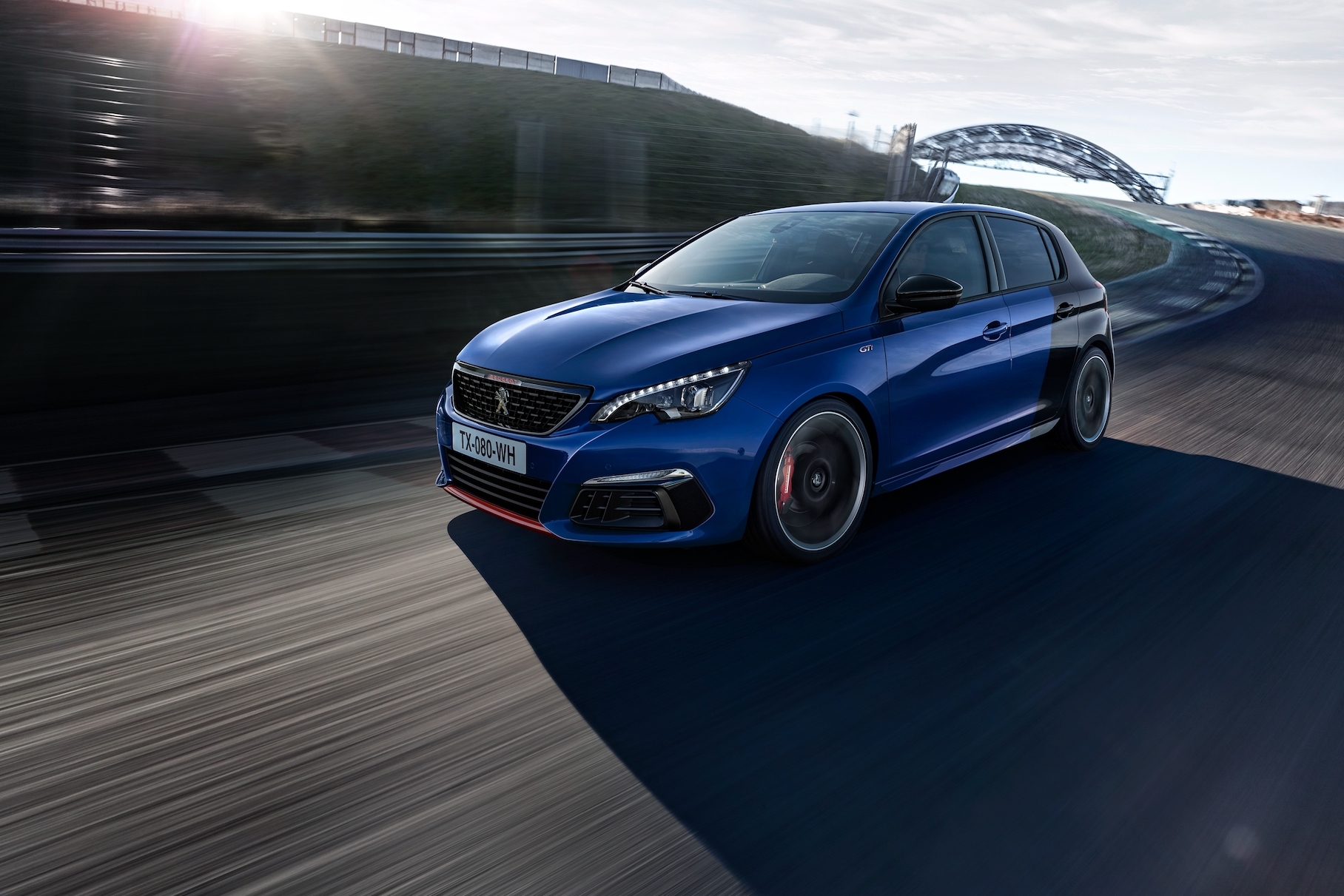 Peugeot 308 превратят в 300-сильный гибрид