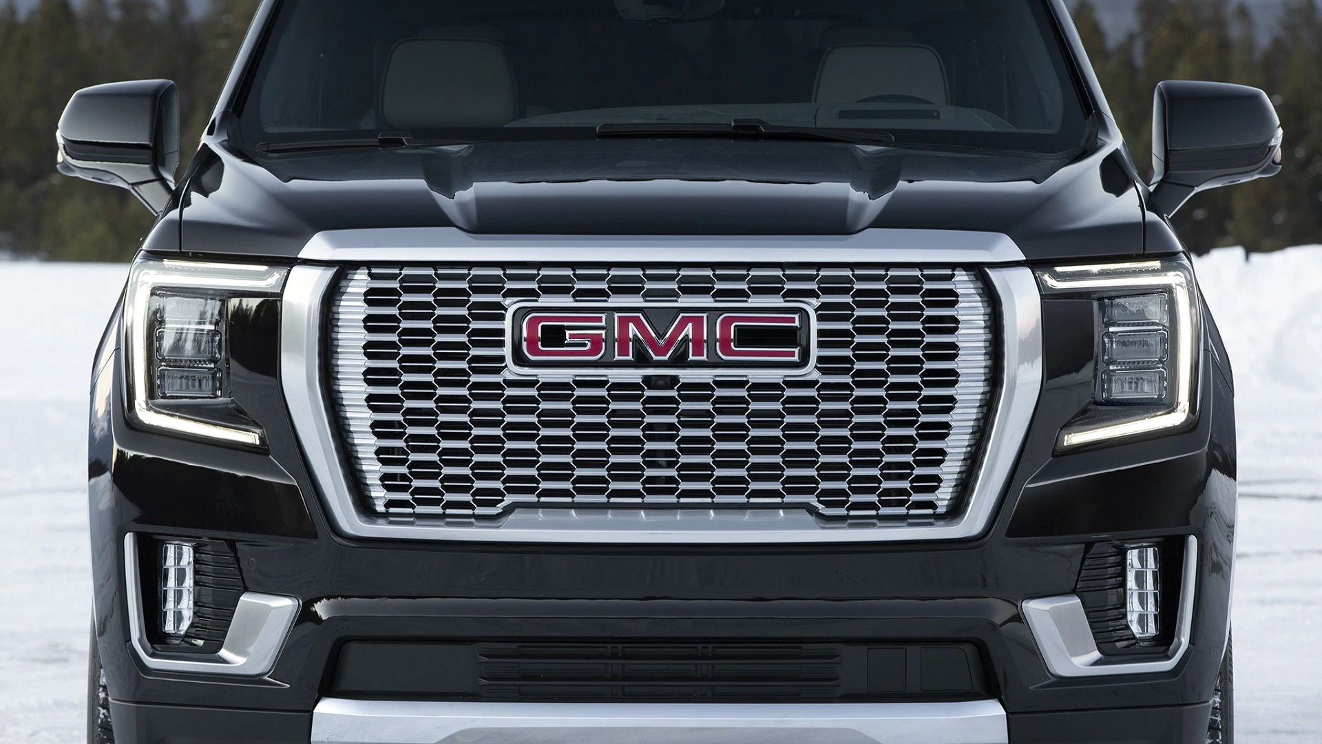 GMC Yukon получил подсветку переднего логотипа