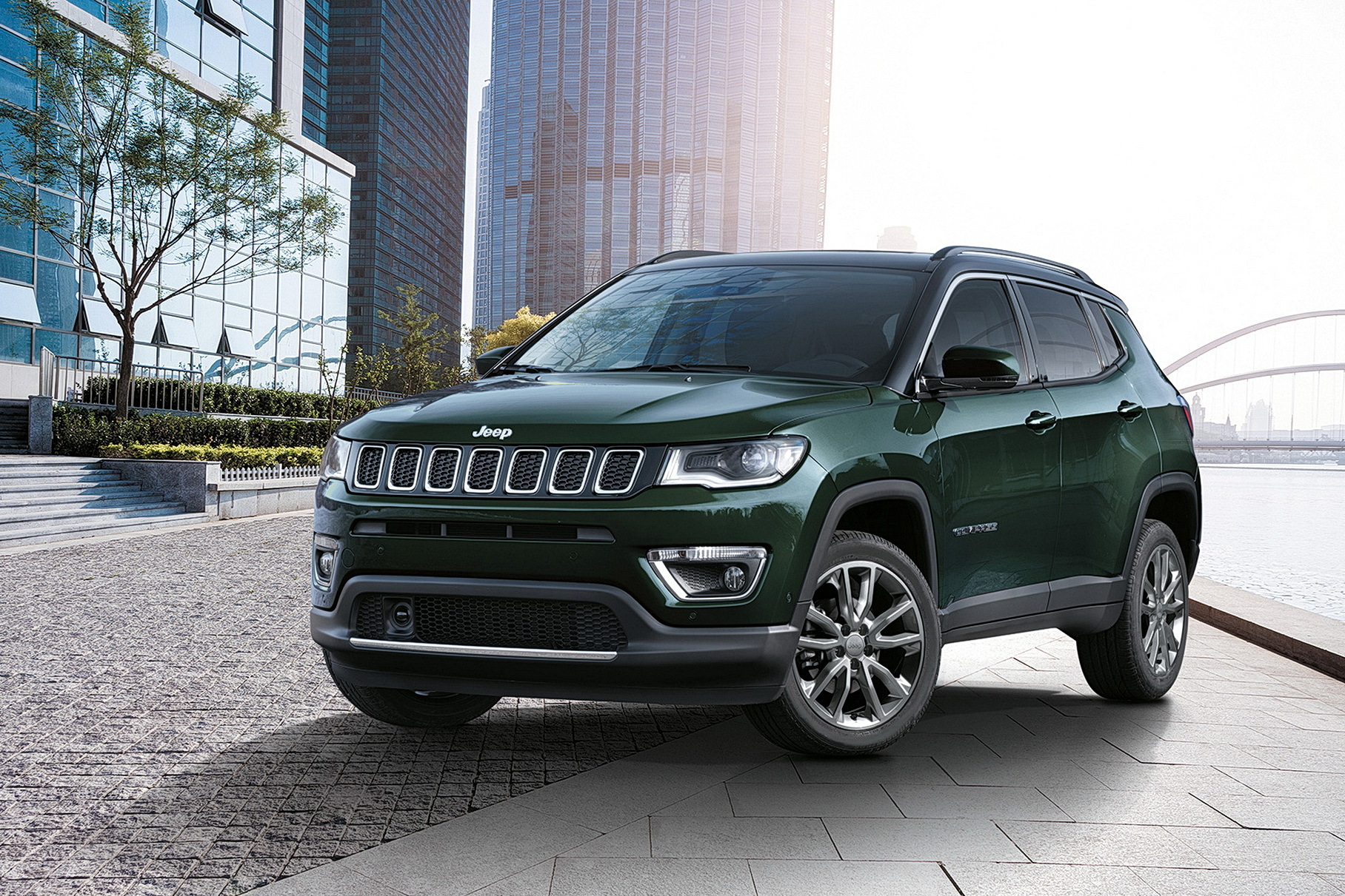 Jeep Compass сменил прописку, перешел на передний привод и турбомотор 1.3