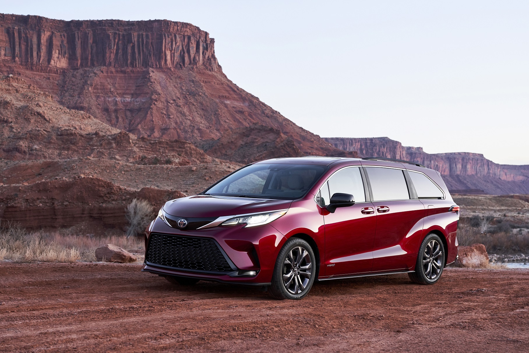 Toyota Sienna сменила поколение и превратилась в гибрид